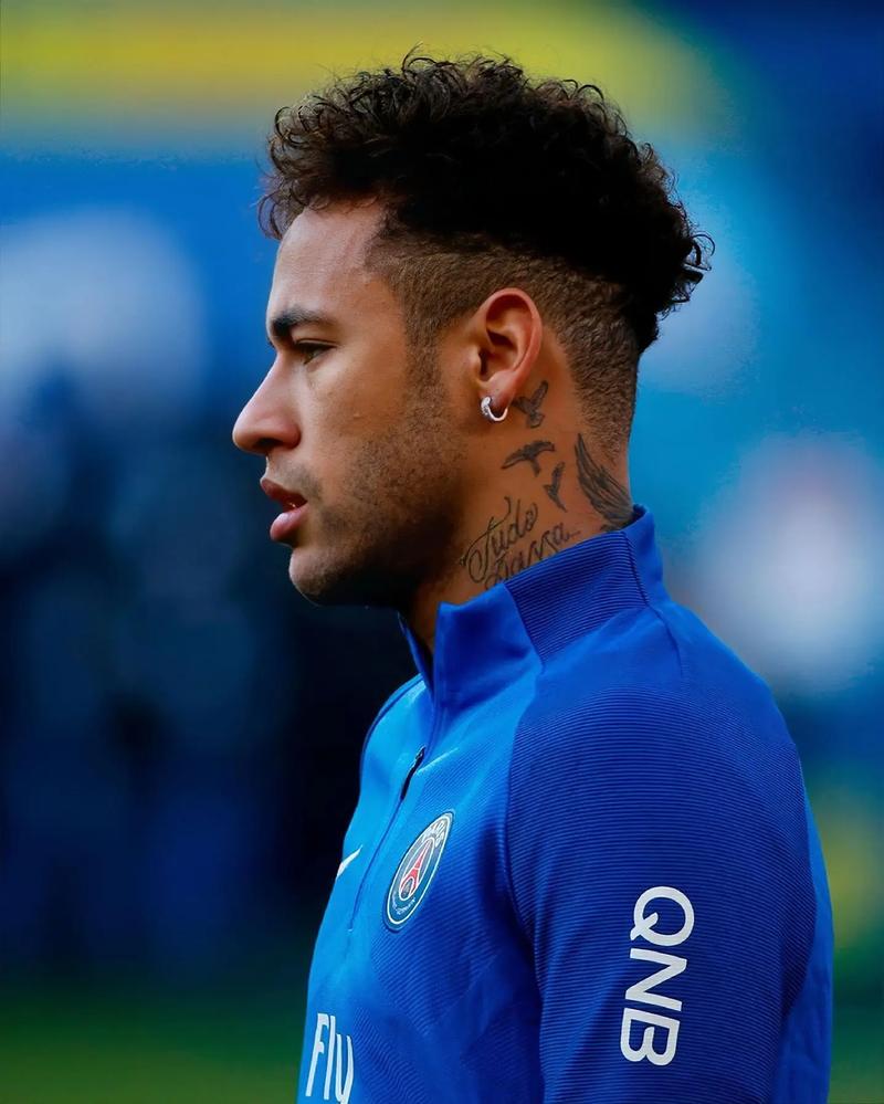 在韩国媒体近日放出的Ruler选手的夺冠采访中，Ruler选手对EDG的下路Leave选手和GEN的下路Peyz选手进行了称赞