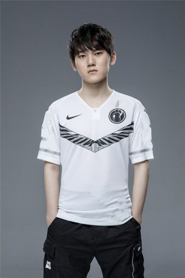 中国台湾主播丁特深夜直播因噪音过大被邻居冲门